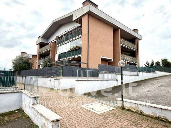 appartamento in vendita a Roma in zona Lunghezza