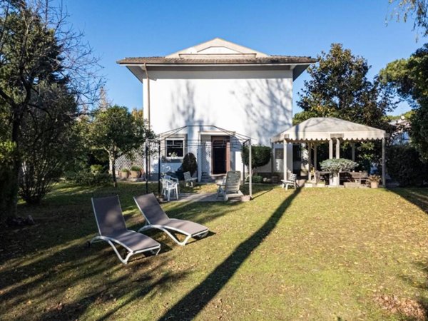 casa indipendente in vendita a Roma in zona Casal Palocco