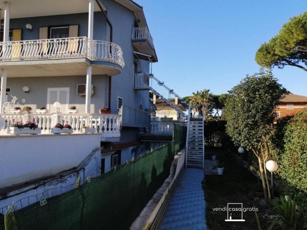 casa indipendente in vendita a Roma in zona Casal Palocco