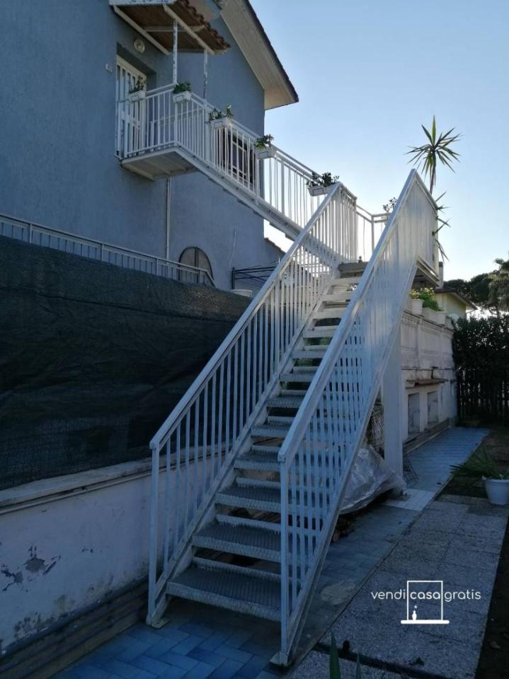 casa indipendente in vendita a Roma in zona Casal Palocco