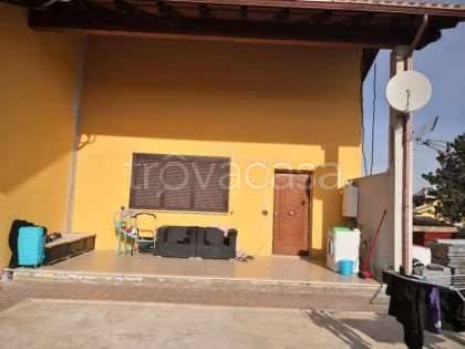 casa indipendente in vendita a Roma in zona Lago Regillo