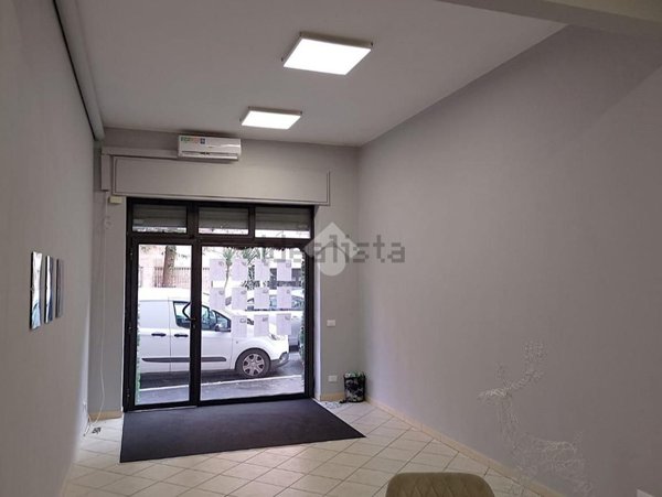 locale commerciale in vendita a Roma in zona Appio Latino