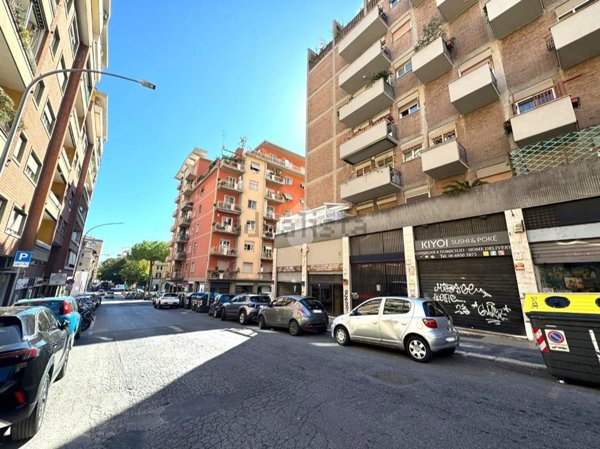 locale commerciale in vendita a Roma in zona Portuense