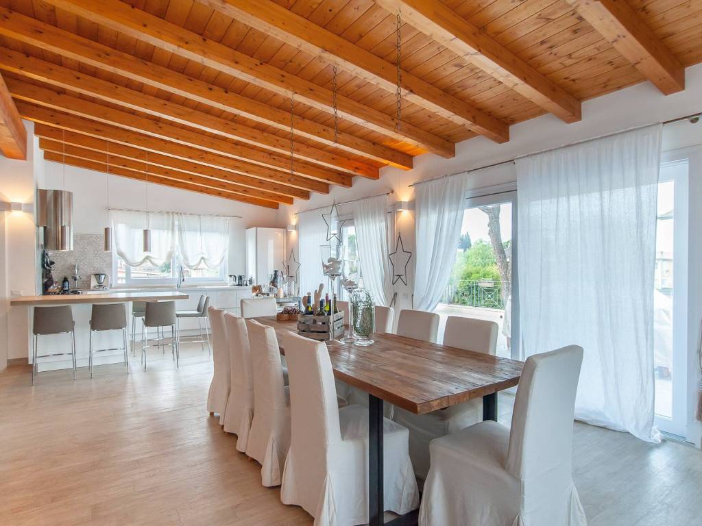casa indipendente in vendita a Roma in zona Casal Palocco