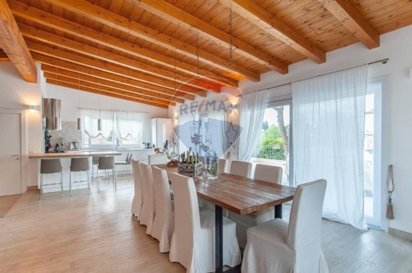 casa indipendente in vendita a Roma in zona Casal Palocco