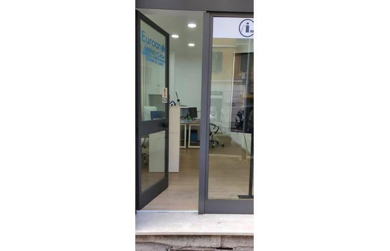 negozio in vendita a Roma in zona Tuscolano