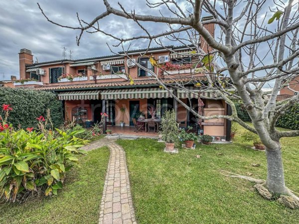 casa indipendente in vendita a Roma in zona Infernetto