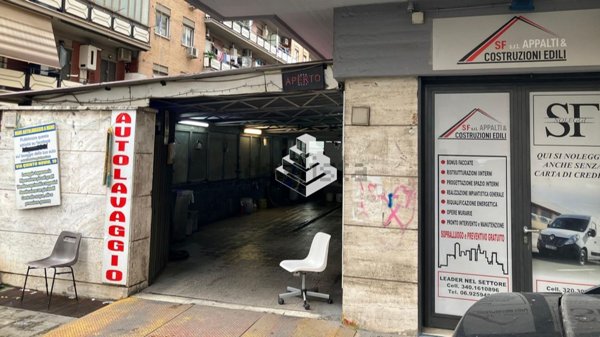 locale commerciale in vendita a Roma in zona Tuscolano