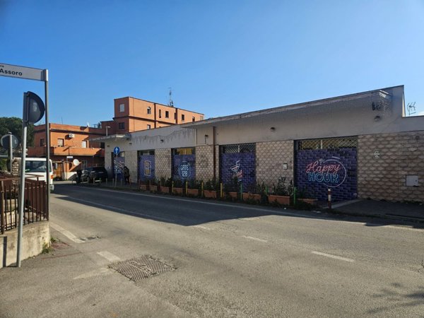 locale commerciale in vendita a Roma in zona Tor Bella Monaca