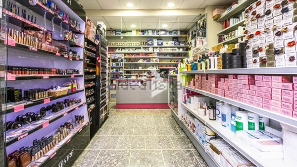 locale commerciale in vendita a Roma in zona Torrevecchia