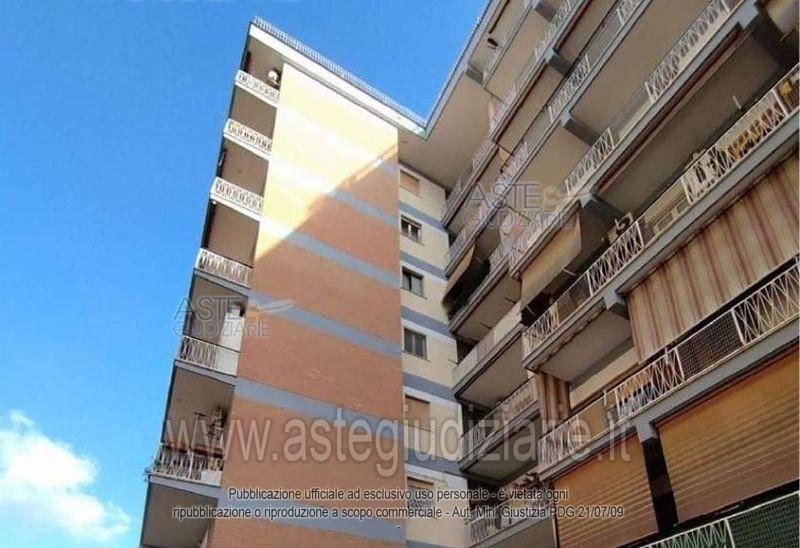 appartamento in vendita a Roma in zona Tuscolano