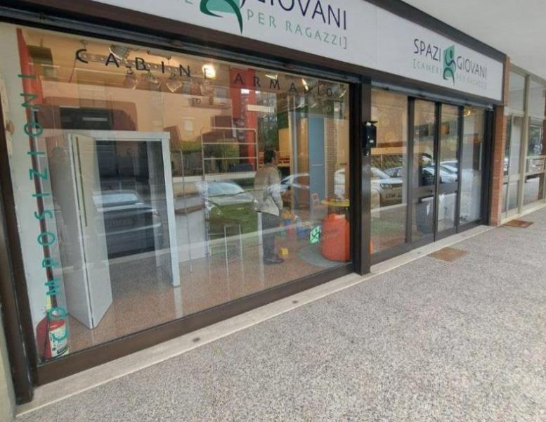 locale commerciale in vendita a Roma in zona Spinaceto