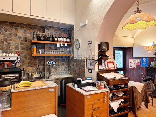 locale commerciale in vendita a Roma in zona Castro Pretorio