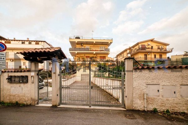 appartamento in vendita a Roma in zona Colle del Sole