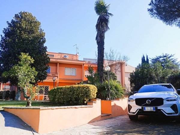 casa indipendente in vendita a Roma in zona Infernetto