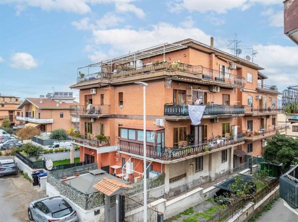 appartamento in vendita a Roma in zona Tor Bella Monaca