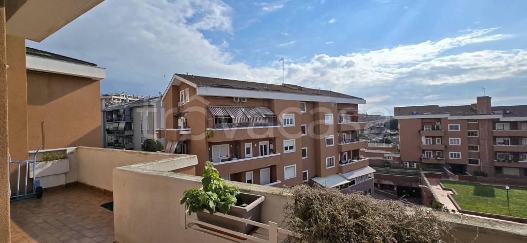 appartamento in vendita a Roma in zona Axa