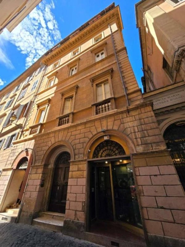 appartamento in vendita a Roma in zona Rione Regola
