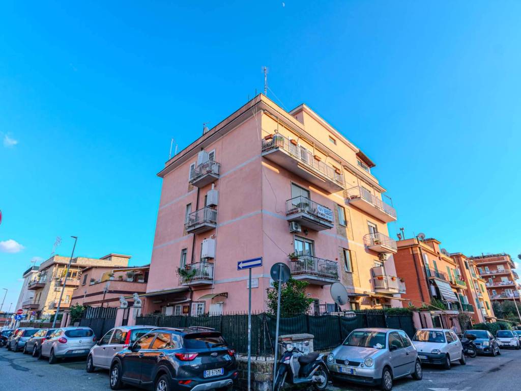 appartamento in vendita a Roma in zona Tomba di Nerone