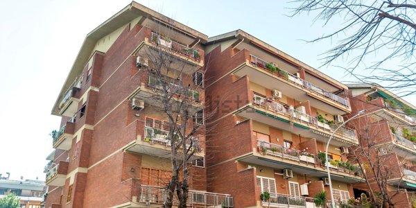 locale commerciale in vendita a Roma in zona Appio Latino