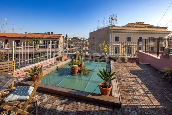 appartamento in vendita a Roma in zona Rione Regola