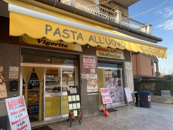 negozio in vendita a Roma in zona Finocchio