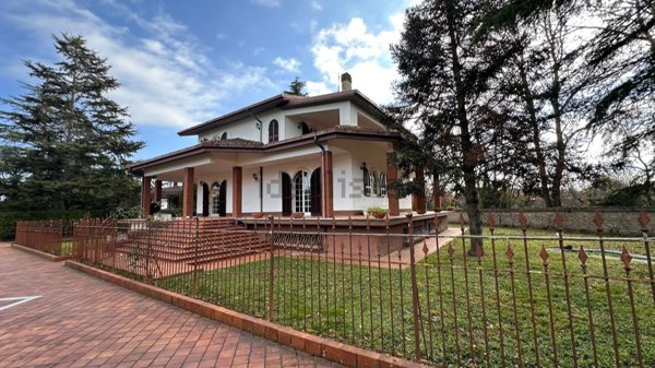 casa indipendente in vendita a Roma in zona Valle Santa