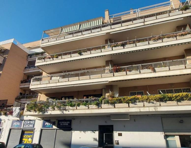 locale commerciale in vendita a Roma in zona Ostia