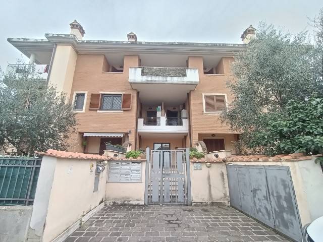 appartamento in vendita a Roma in zona Lunghezza