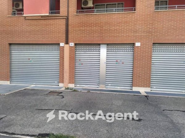 negozio in vendita a Roma in zona Ponte di Nona