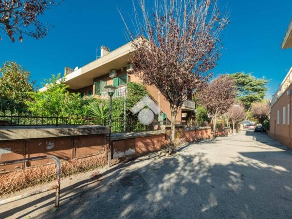 casa indipendente in vendita a Roma in zona Selva Candida