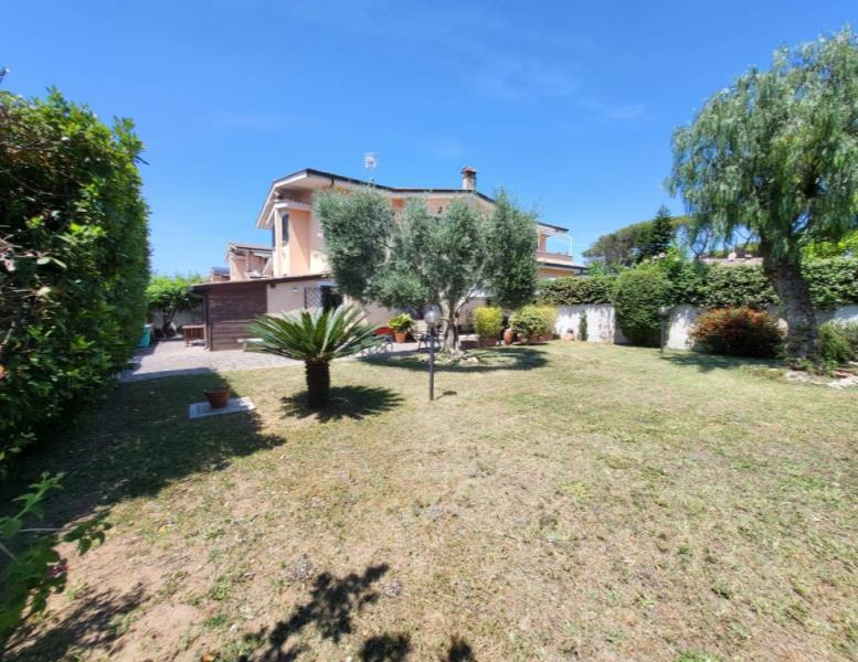 casa indipendente in vendita a Roma in zona Infernetto