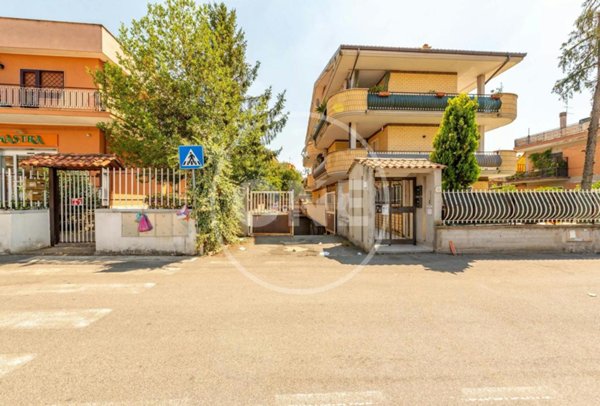 negozio in vendita a Roma in zona Finocchio