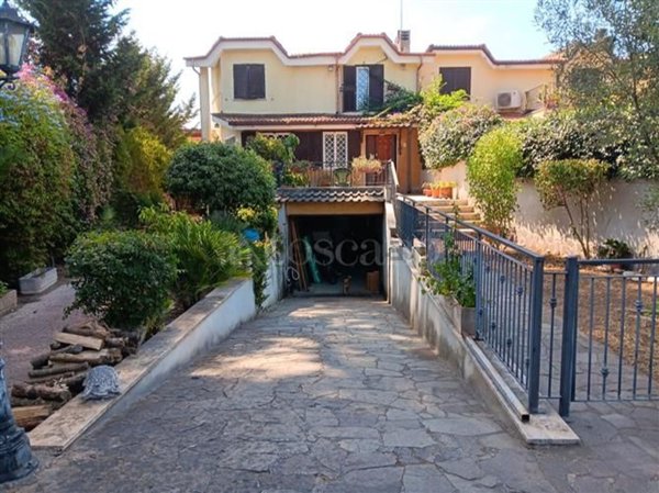 casa indipendente in vendita a Roma in zona Infernetto