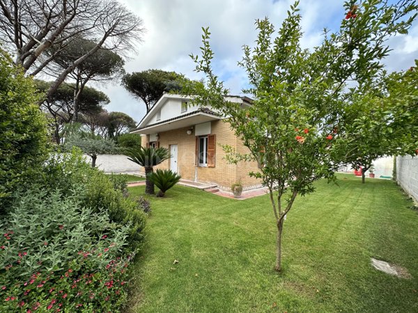 casa indipendente in vendita a Roma in zona Infernetto