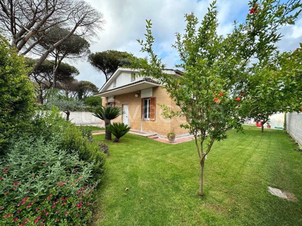 casa indipendente in vendita a Roma in zona Infernetto