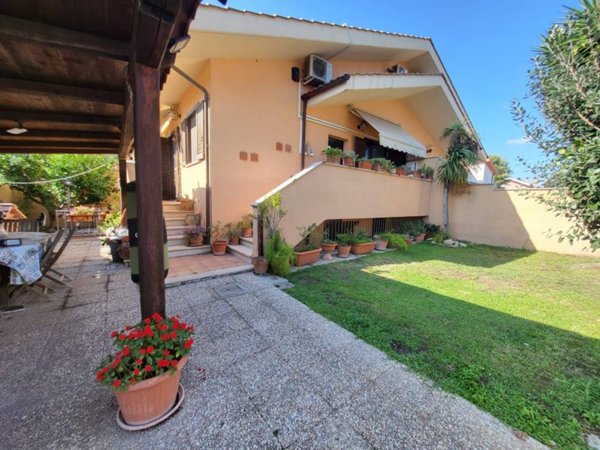 casa indipendente in vendita a Roma in zona Infernetto