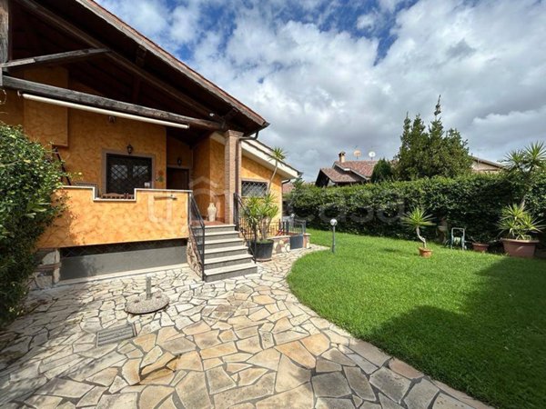 casa indipendente in vendita a Roma in zona Casal Palocco