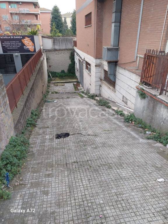 negozio in vendita a Roma in zona Casalotti