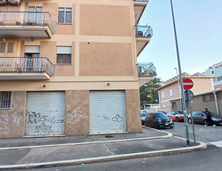 locale commerciale in vendita a Roma in zona Torre Maura