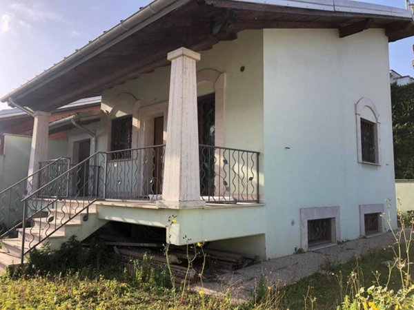 casa indipendente in vendita a Roma in zona Casal Palocco