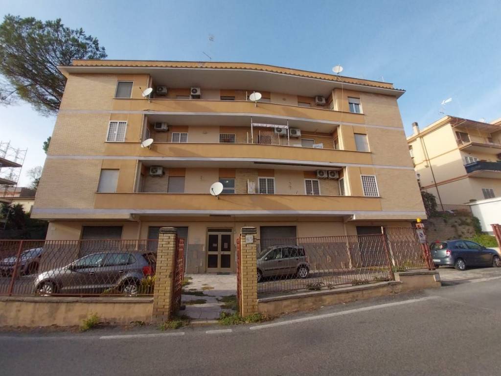 appartamento in vendita a Roma in zona Sette Bagni