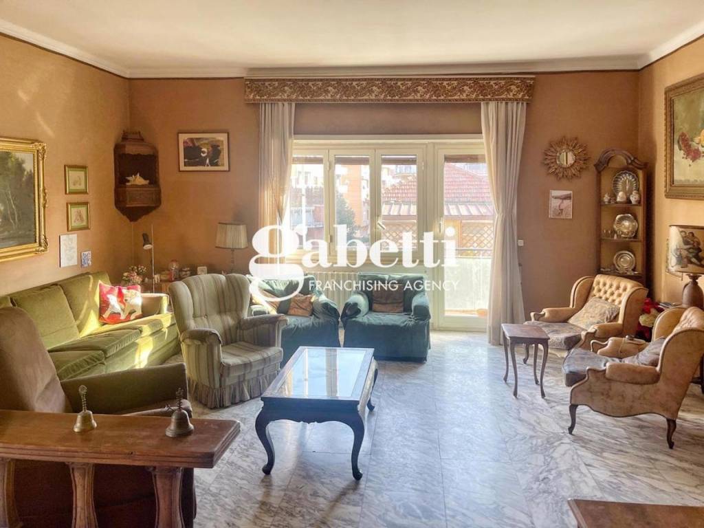 appartamento in vendita a Roma in zona Appio Latino