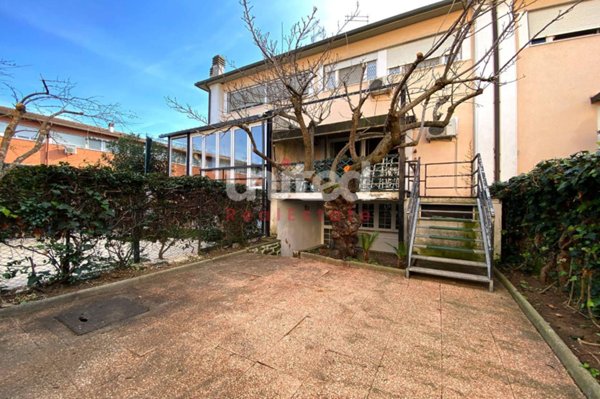 casa indipendente in vendita a Roma in zona Casal Palocco