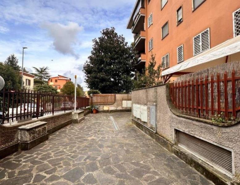 appartamento in vendita a Roma in zona Colle del Sole