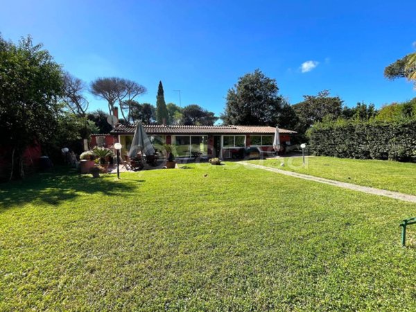 casa indipendente in vendita a Roma in zona Casal Palocco