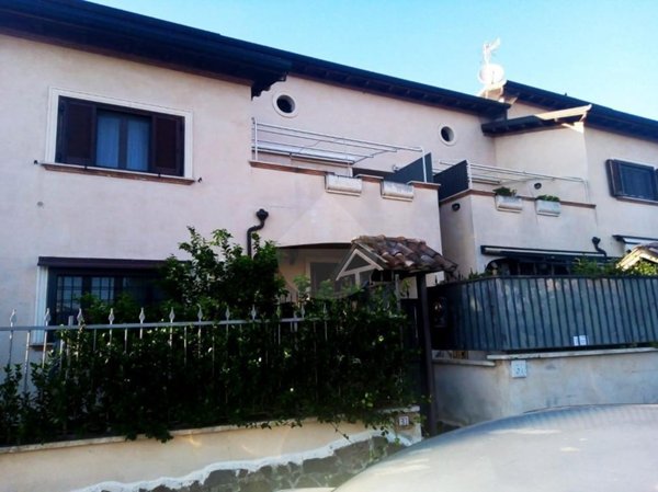 casa indipendente in vendita a Roma in zona Finocchio