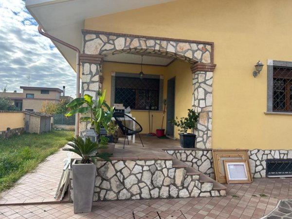 casa indipendente in vendita a Roma in zona Acilia