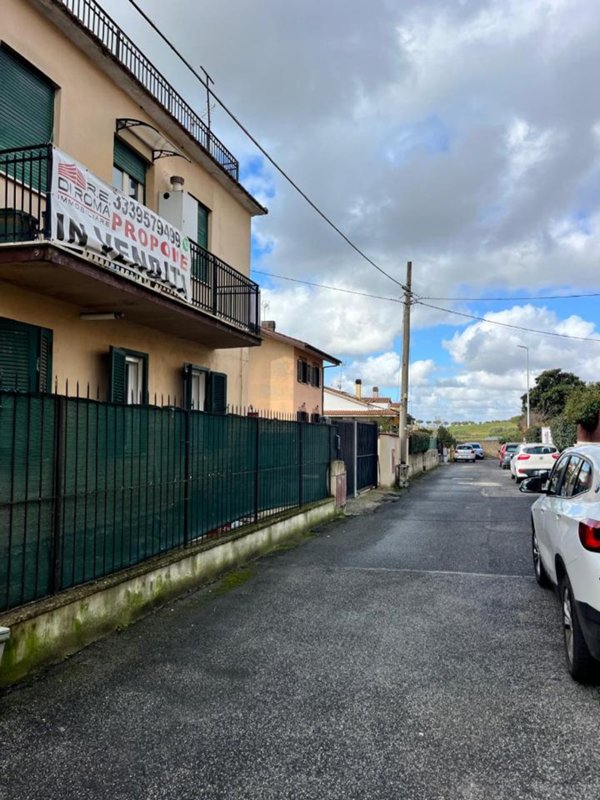 appartamento in vendita a Roma in zona Falcognana