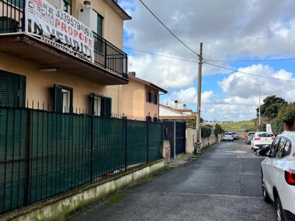 appartamento in vendita a Roma in zona Falcognana